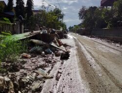Peran Gampong Daulat Pasca Banjir Dipertanyakan, Sampah Lumpur Masih Menutup Jalan Muhatsyah