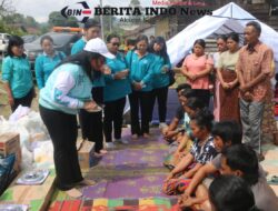 Ketua TP PKK Tapanuli Utara Serahkan Bantuan kepada Korban Kebakaran di Desa Hutatinggi