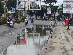 Air Genangi Badan Jalan T.M.Zaen Langsa Telah menghambat arus lalu lintas Masyarakat 