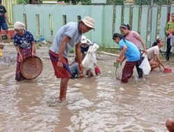 Warga kampung Payung Batu kecamatan pubian gelar aksi tabur lele disejumlah titik jalan rusak yang ada dikampung payung batu