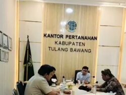 KOORDINATOR LAPANGAN, ( KORLAP ) AAN PARISKA, DARI TIGA KAMPUNG BAKUNG ILIR BAKUNG UDIK DAN BAKUNG RAHAYU, DATANG KEMBALI KE KANTOR PERTANAHAN ATR/BPN TULANG BAWANG PADA HARI RABU 4 FEBUARI 2026