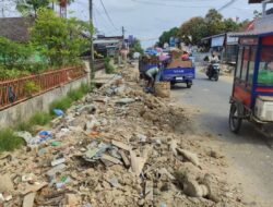 Sampah Bekas Banjir Di Sepanjang Jalan Panglima Polem Sudah Dibersihkan 