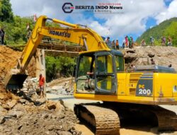 Pemerintah bersama warga Gotong-Royong Memperbaiki Abutment Jembatan Aek Sipoti di Onan Ganjang