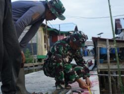 Kodim 0402/OKI Laksanakan Pembuatan Pensil Tiang Pancang di Desa Kuala Dua Belas