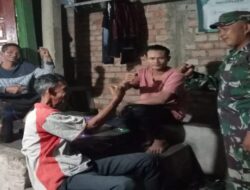 Babinsa Desa Sukarame Pimpin Patroli Siskamling Bersama Komponen Masyarakat