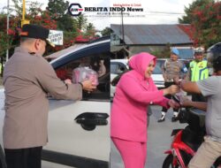 Suasana Ramadan Penuh Kebersamaan, Polres Humbahas Bagikan Takjil di Doloksanggul 