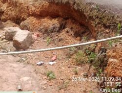 Warga Desa Kayu Besi RT 01 Gg Rantau Mengeluhkan Jalan Rusak Parah Dan Tak Kunjung Diperbaiki