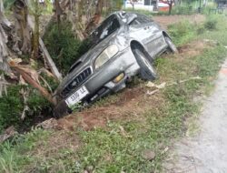 Sebuah Mobil Sedan Abu – Abu Mengalami Kecelakaan Tunggal Di Pekon Dadi Sari