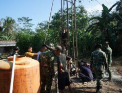 TNI Aksi Nyata TMMD, Satgas Kodim 0402/OKI Bangun Sumur Bor untuk Masyarakat Pedesaan