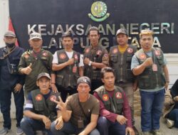 Ratusan Massa TRINUSA Geruduk Kejari Lampura