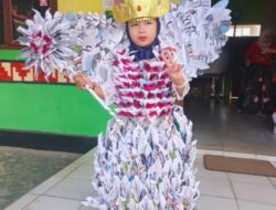 Aira Ghazia Sefamalikha Almaisyar Sabet Juara 1 Lomba Kostum Daur Ulang di SD N 1 Seputih Jaya