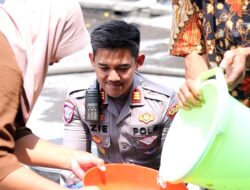 Satlantas Polres Gresik Salurkan Air Bersih, Wujud Kepedulian Polantas Sambut HUT Lalu Lintas ke-71