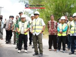 ‎Dukung Kelancaran Ekonomi Pertanian, Bupati Taput Tinjau Pembangunan Jalan Hotmix dan Jembatan di Sipahutar  ‎